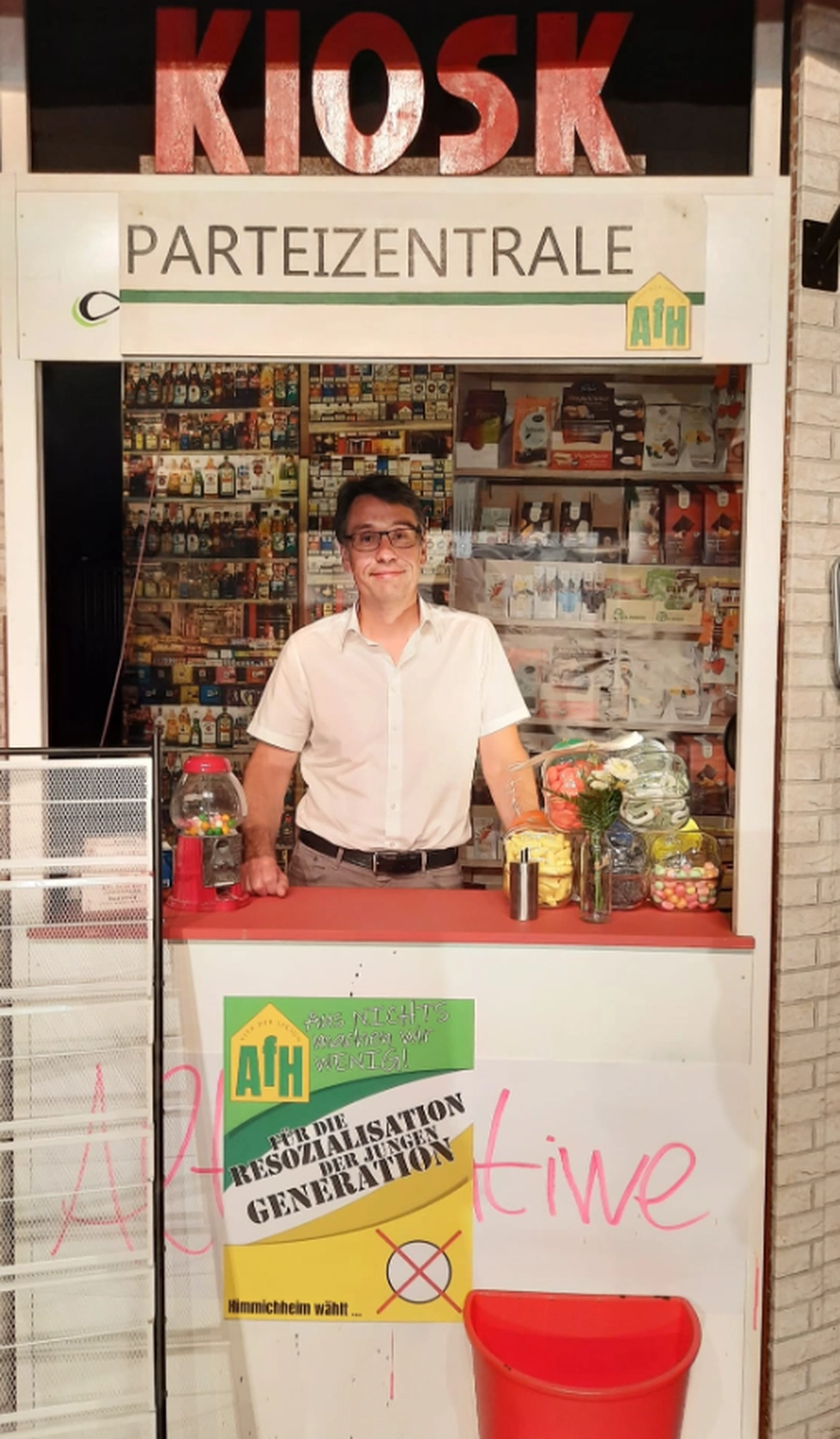 Peter Futter Schneider – Geschichten aus Büchern durch Bühnenaufführungen zum Leben erwecken – Männer stehen in einem Kiosk